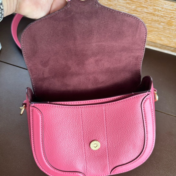 Pink leather crossbody bag from Coach with champagne hardware - Picture 5 of 9